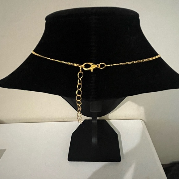 Virgin Mary NWOT Oval Necklace - Picture 3 of 3